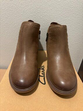 Clarks Neva Lo Dark Tan Leather